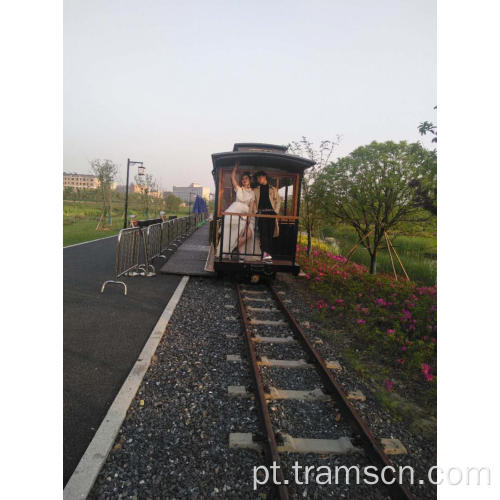 Pontos cênicos ao ar livre rastreiam o trem elétrico de sightseeing